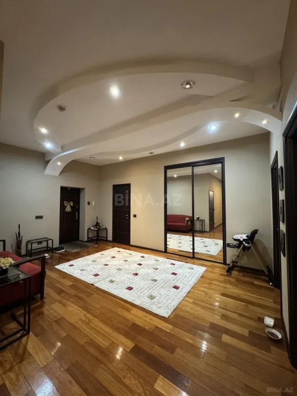 Satılır 4 otaqlı mənzil 210 m²