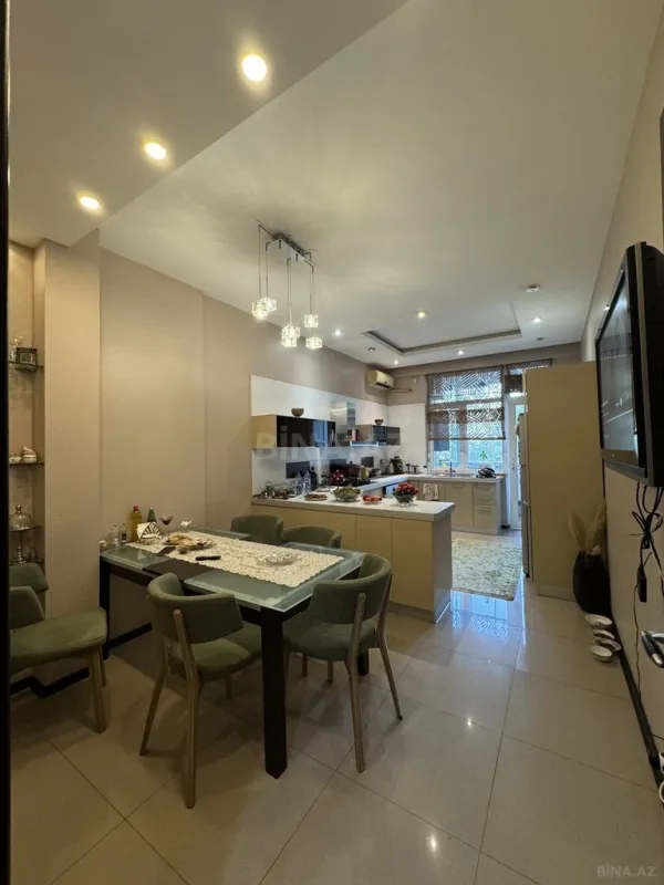 Satılır 4 otaqlı mənzil 210 m²