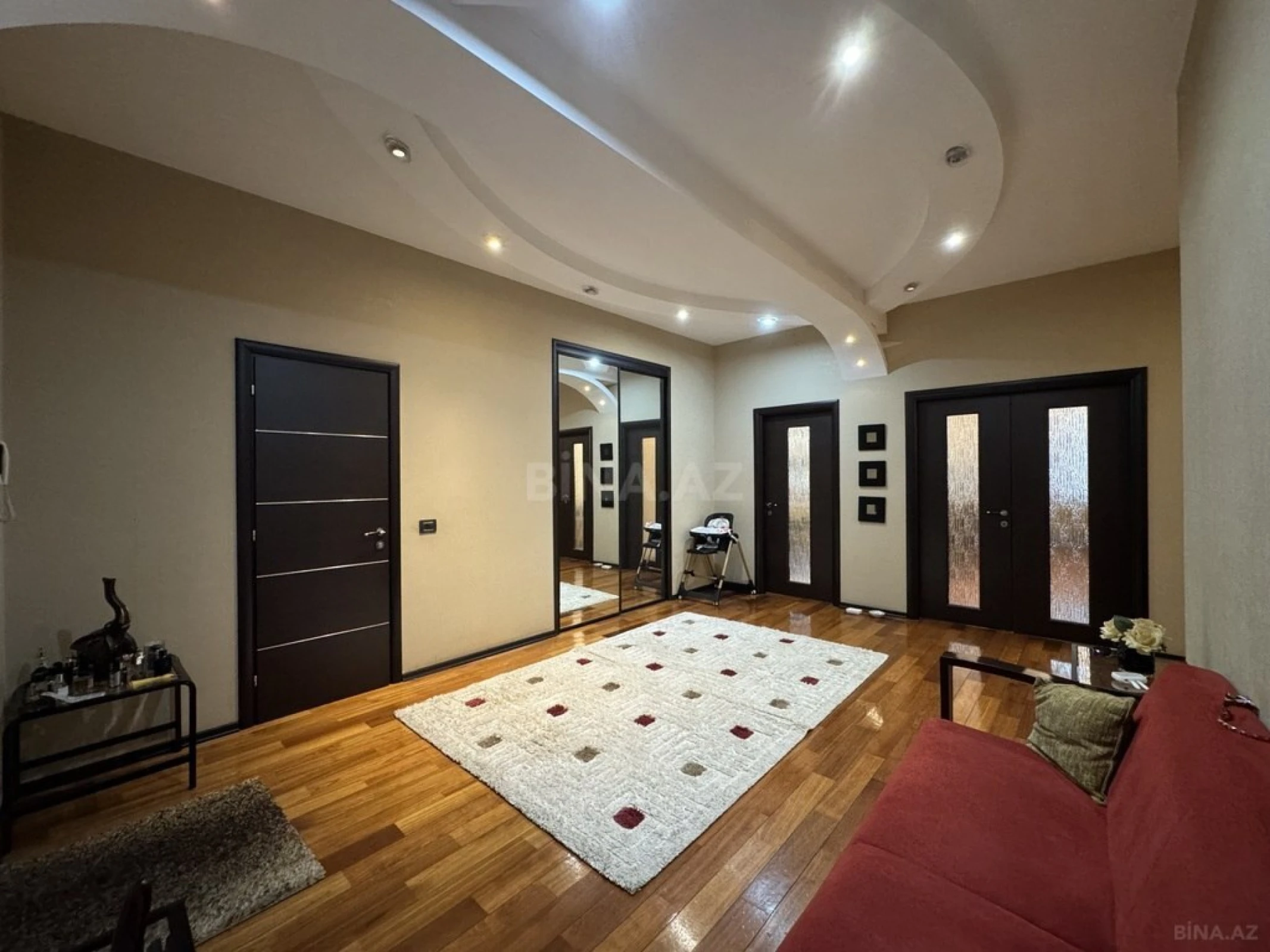 Satılır 4 otaqlı mənzil 210 m²