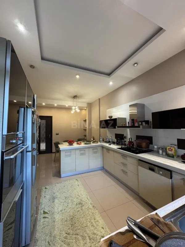 Satılır 4 otaqlı mənzil 210 m²