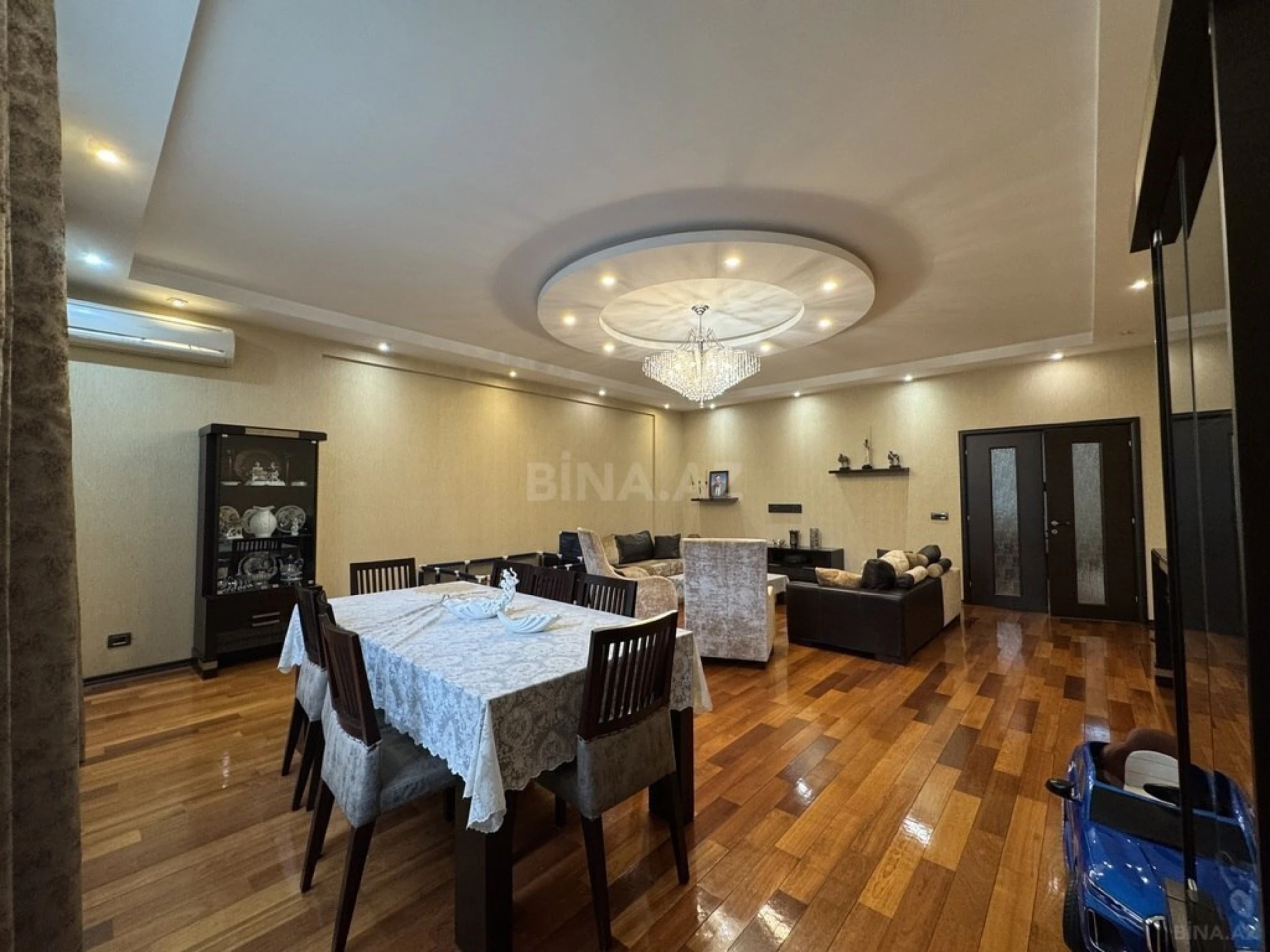 Satılır 4 otaqlı mənzil 210 m²