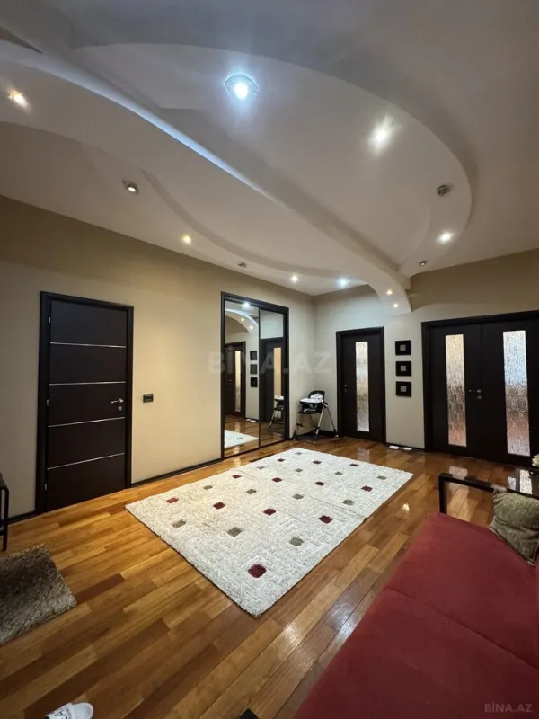 Satılır 4 otaqlı mənzil 210 m²