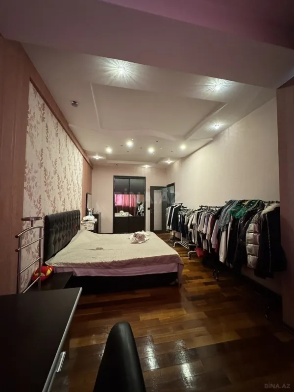 Satılır 4 otaqlı mənzil 210 m²