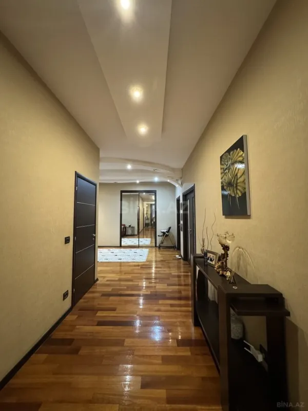Satılır 4 otaqlı mənzil 210 m²