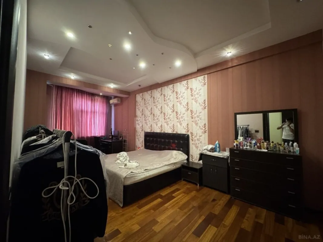 Satılır 4 otaqlı mənzil 210 m²