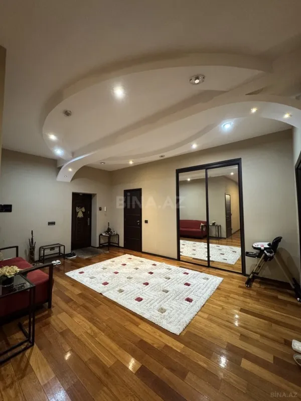 Satılır 4 otaqlı mənzil 210 m²