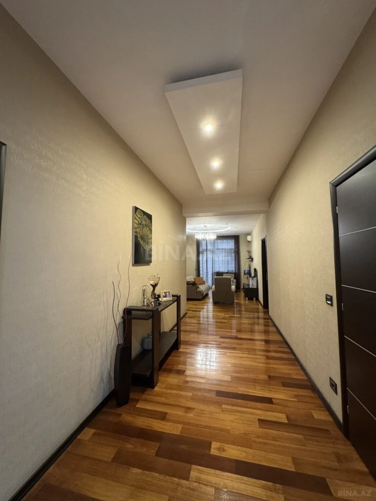 Satılır 4 otaqlı mənzil 210 m²