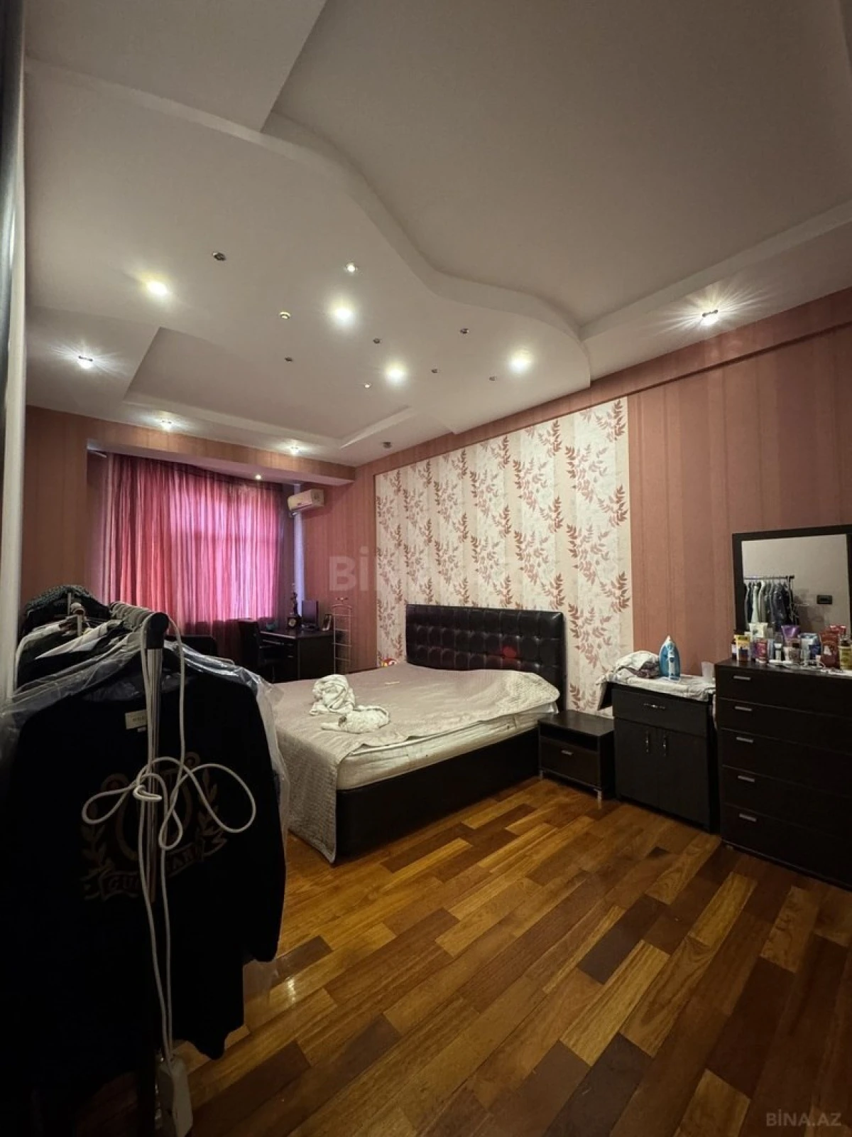 Satılır 4 otaqlı mənzil 210 m²