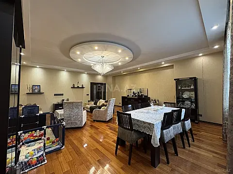 Satılır 4 otaqlı mənzil 210 m²