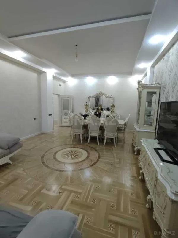 Satılır 4 otaqlı mənzil 180 m²