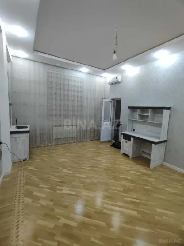 Satılır 4 otaqlı mənzil 180 m²