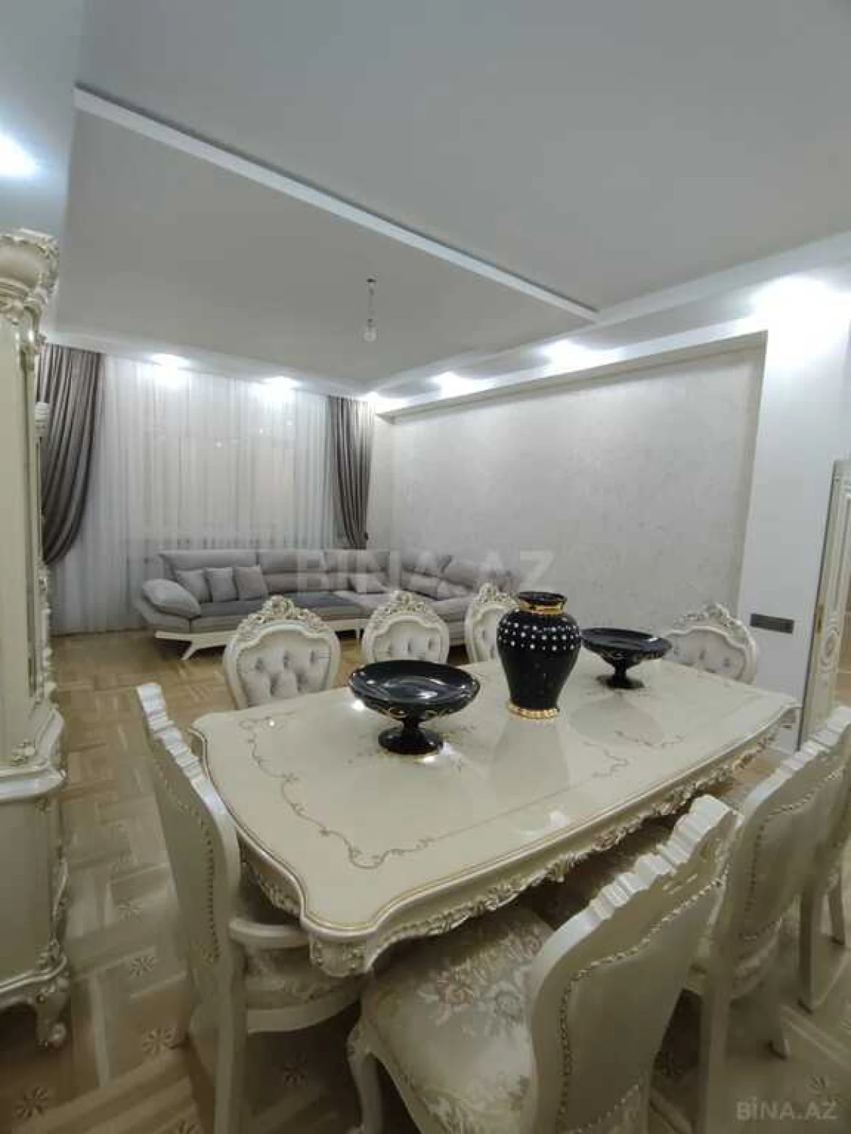 Satılır 4 otaqlı mənzil 180 m²