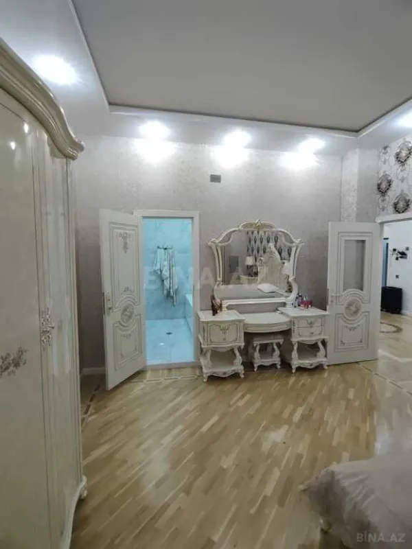 Satılır 4 otaqlı mənzil 180 m²