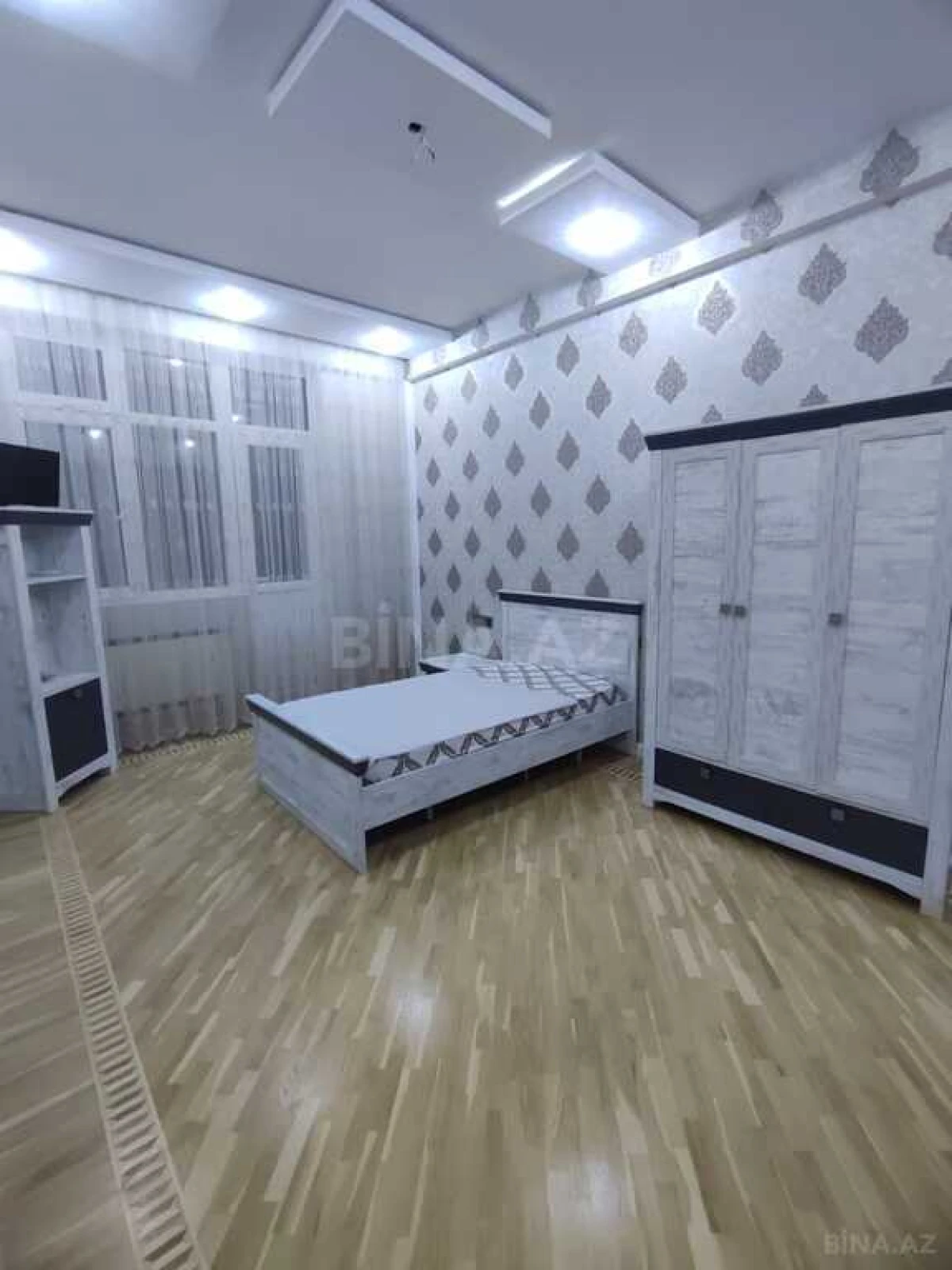 Satılır 4 otaqlı mənzil 180 m²