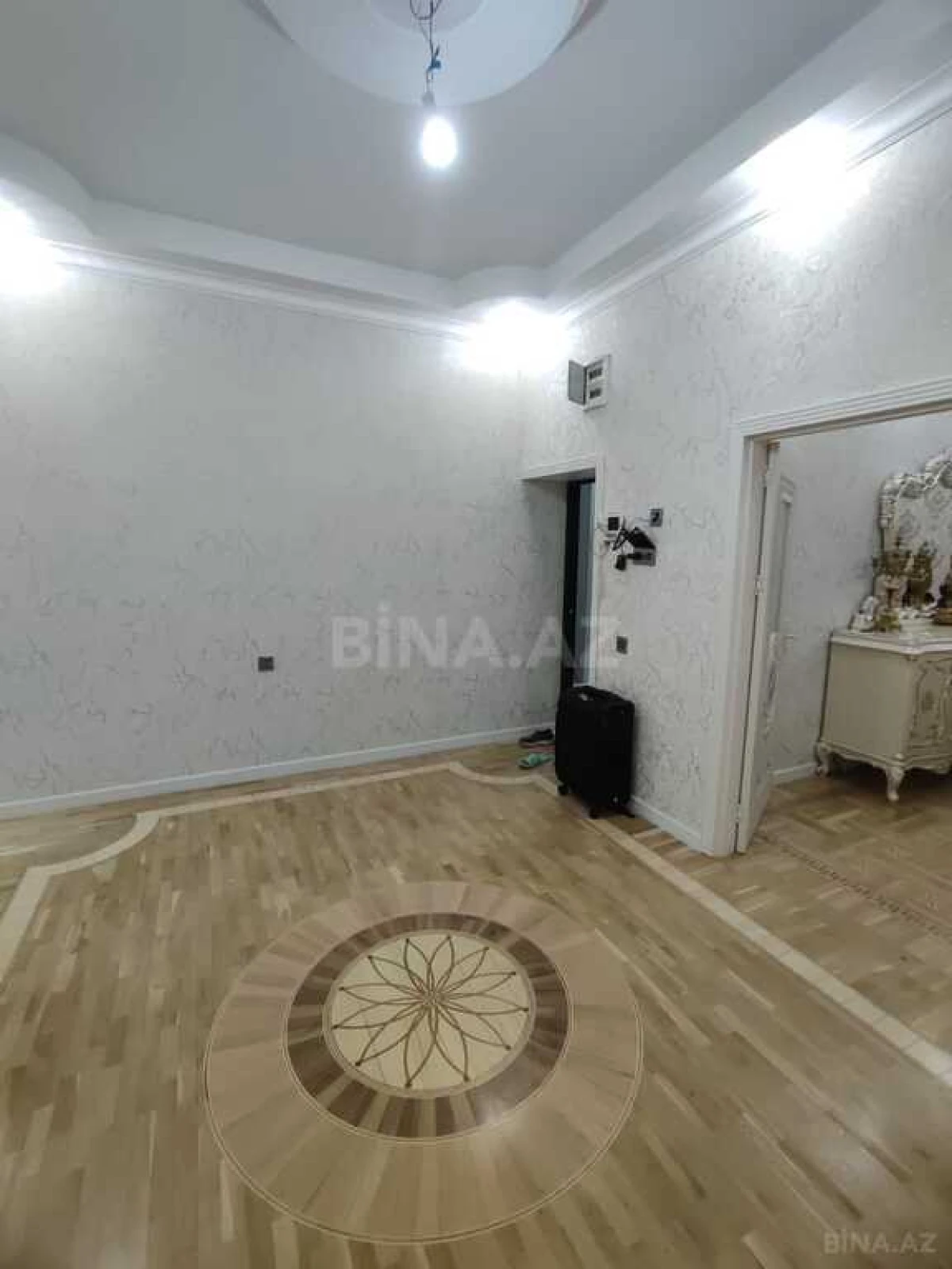 Satılır 4 otaqlı mənzil 180 m²
