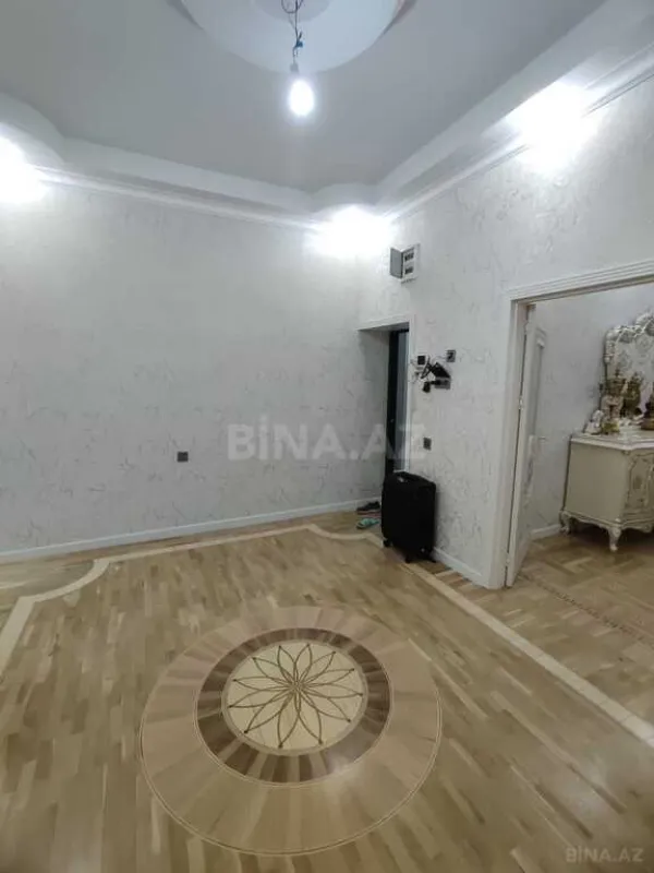 Satılır 4 otaqlı mənzil 180 m²