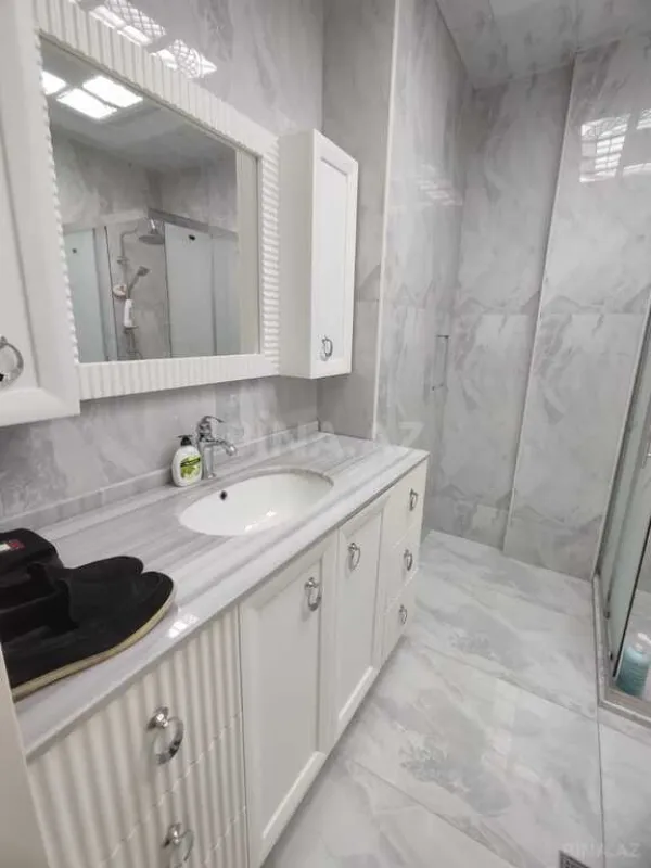 Satılır 4 otaqlı mənzil 180 m²
