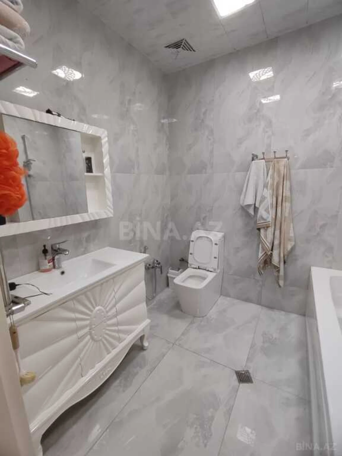 Satılır 4 otaqlı mənzil 180 m²