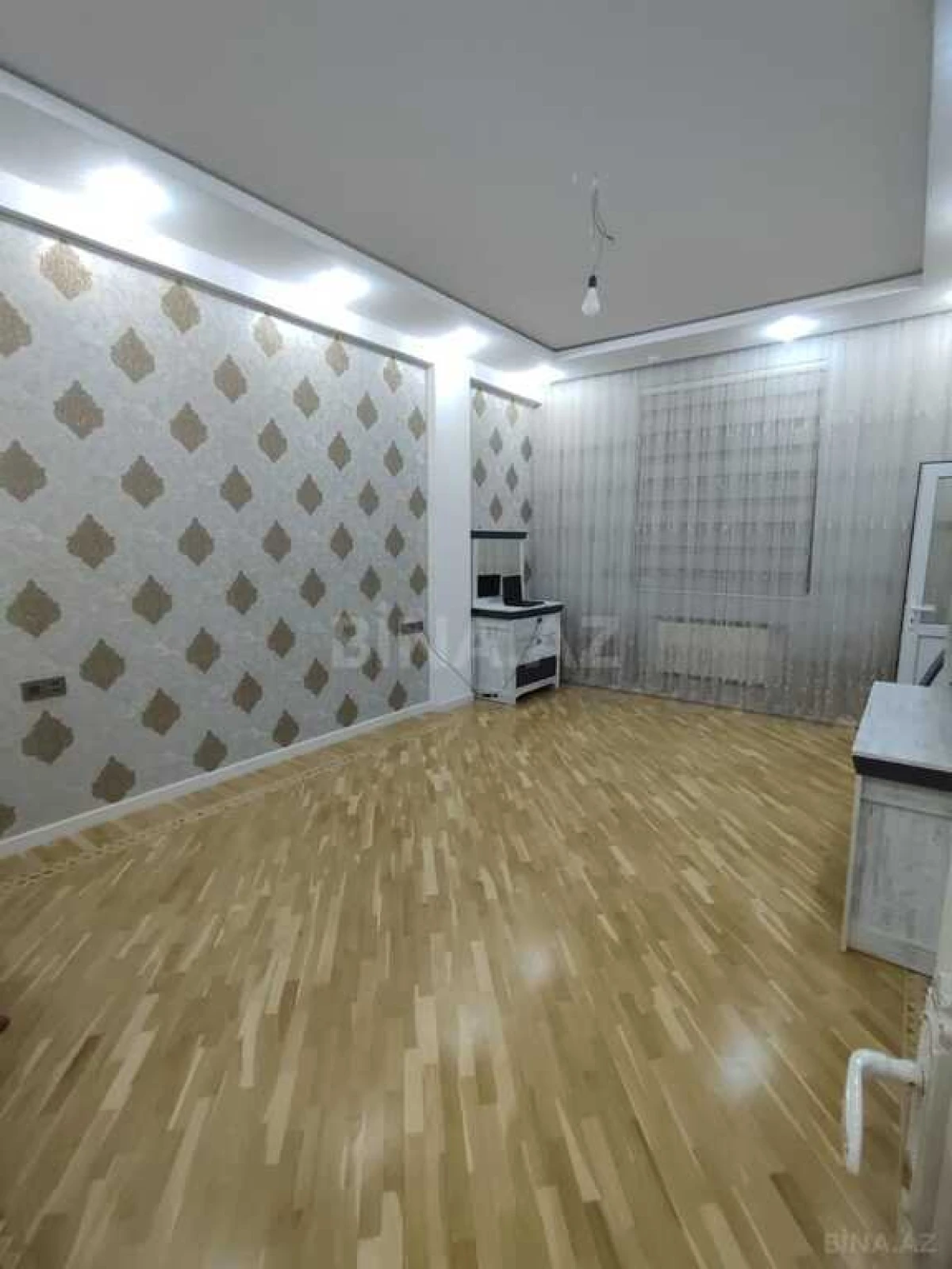 Satılır 4 otaqlı mənzil 180 m²