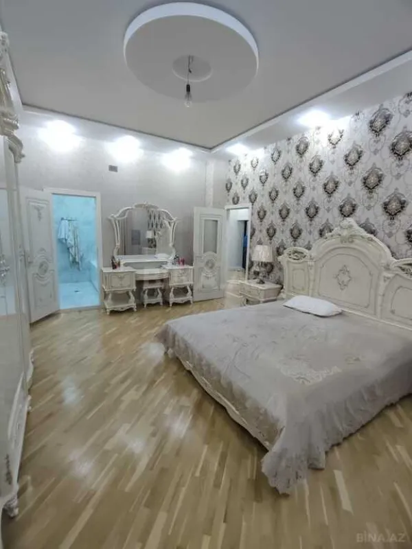 Satılır 4 otaqlı mənzil 180 m²