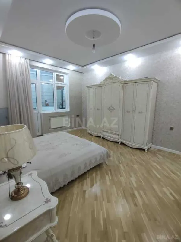 Satılır 4 otaqlı mənzil 180 m²
