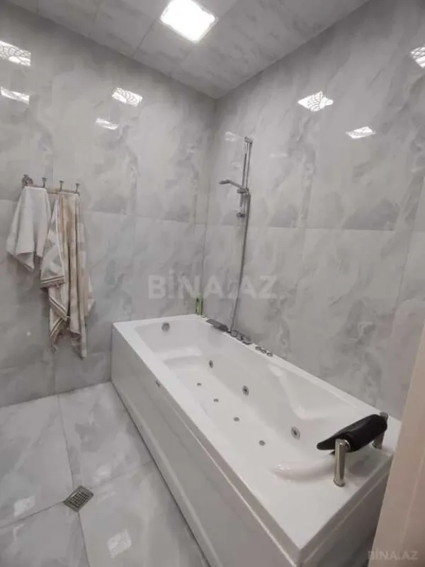 Satılır 4 otaqlı mənzil 180 m²