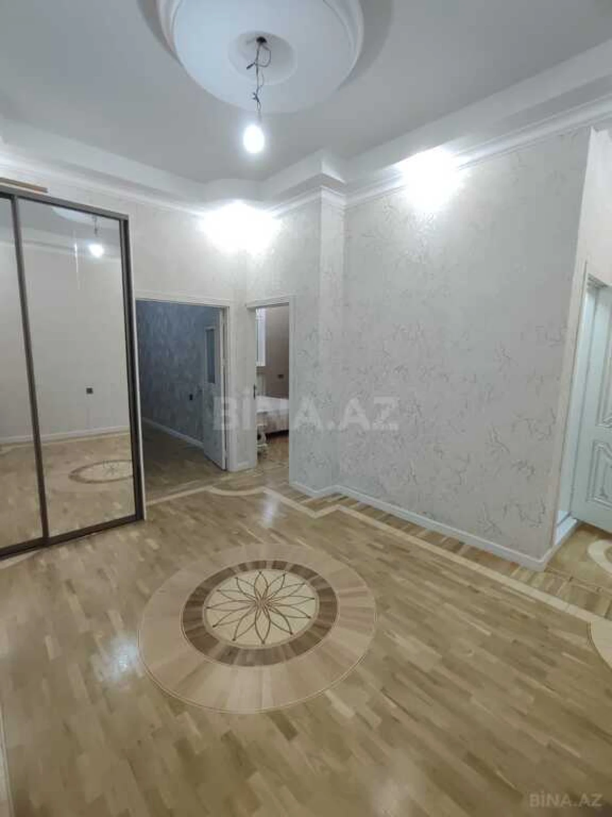 Satılır 4 otaqlı mənzil 180 m²