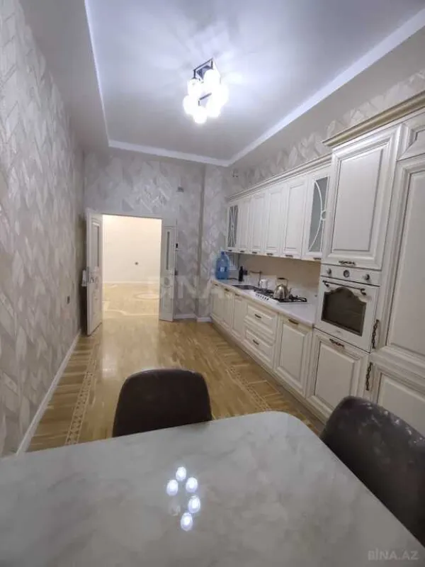 Satılır 4 otaqlı mənzil 180 m²