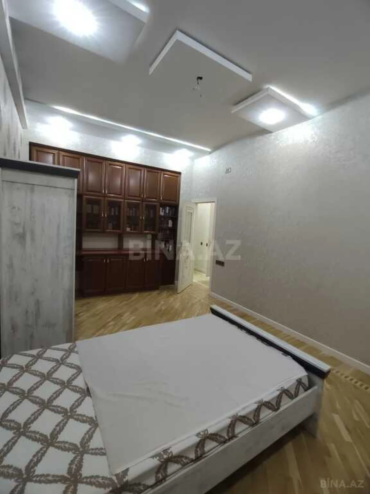 Satılır 4 otaqlı mənzil 180 m²