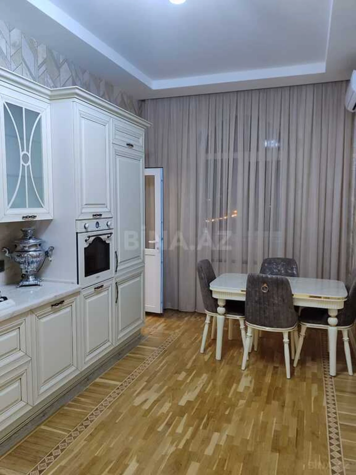 Satılır 4 otaqlı mənzil 180 m²
