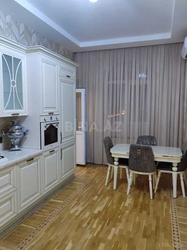 Satılır 4 otaqlı mənzil 180 m²