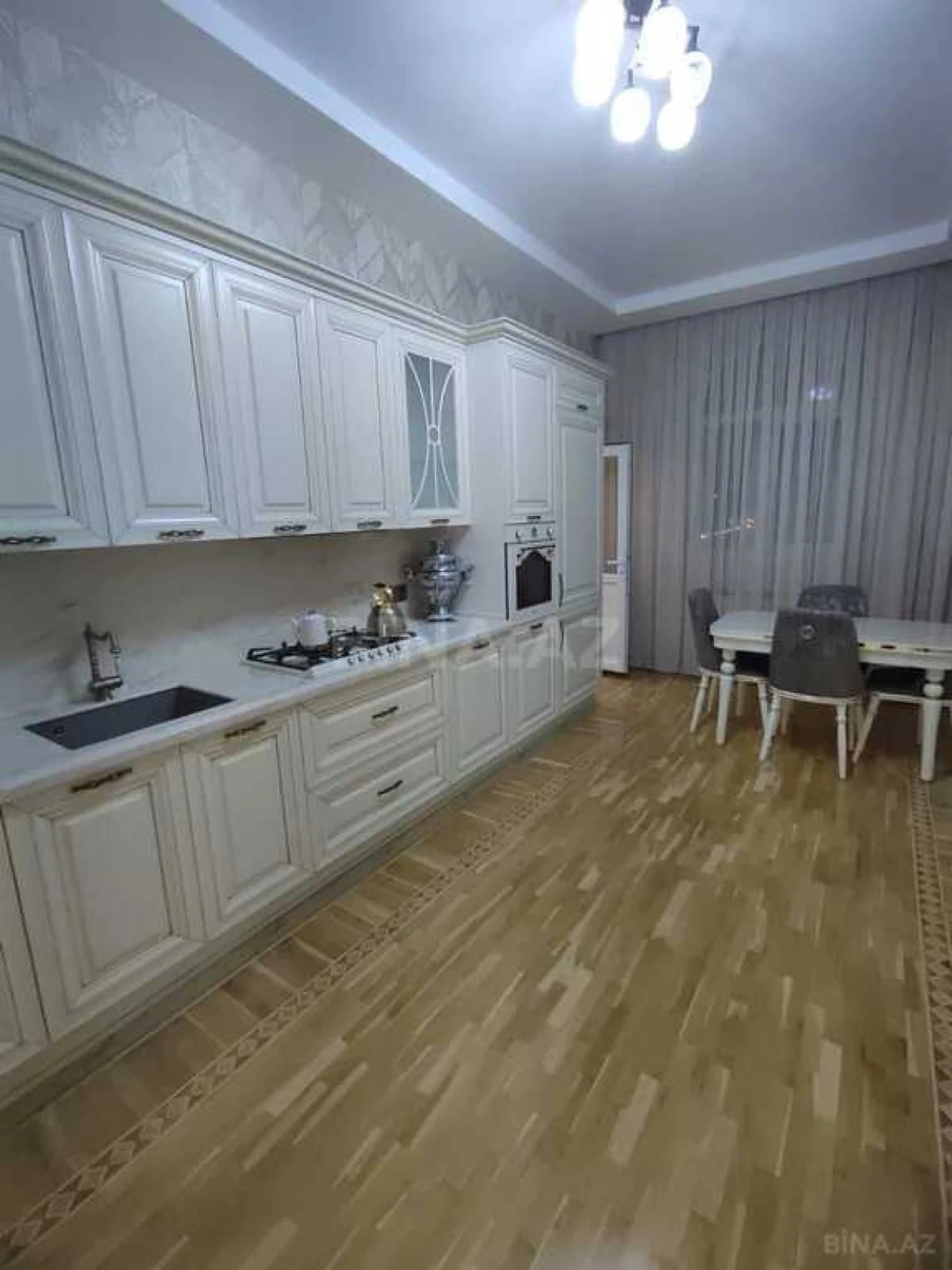 Satılır 4 otaqlı mənzil 180 m²
