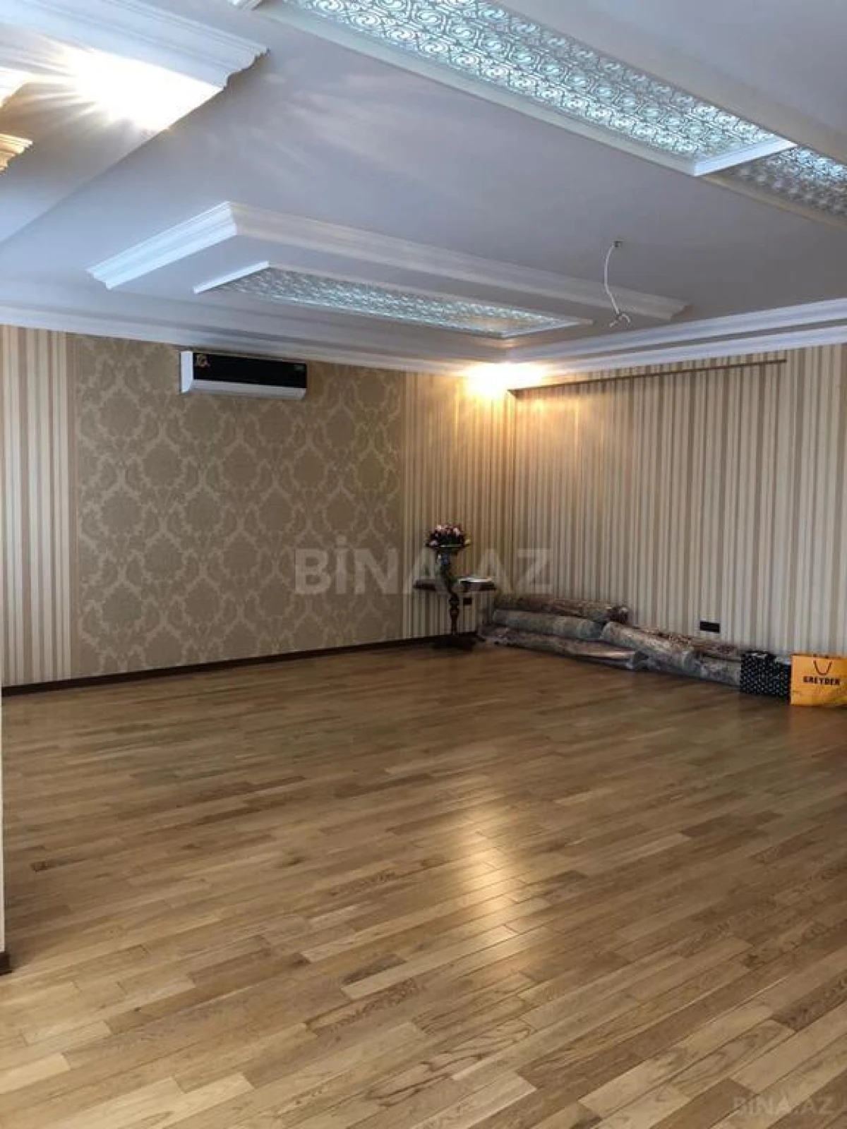 Satılır 5 otaqlı mənzil 300 m²