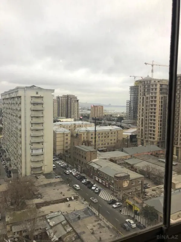 Satılır 5 otaqlı mənzil 300 m²