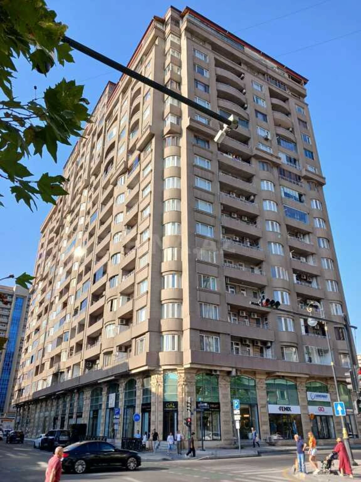 Satılır 5 otaqlı mənzil 300 m²