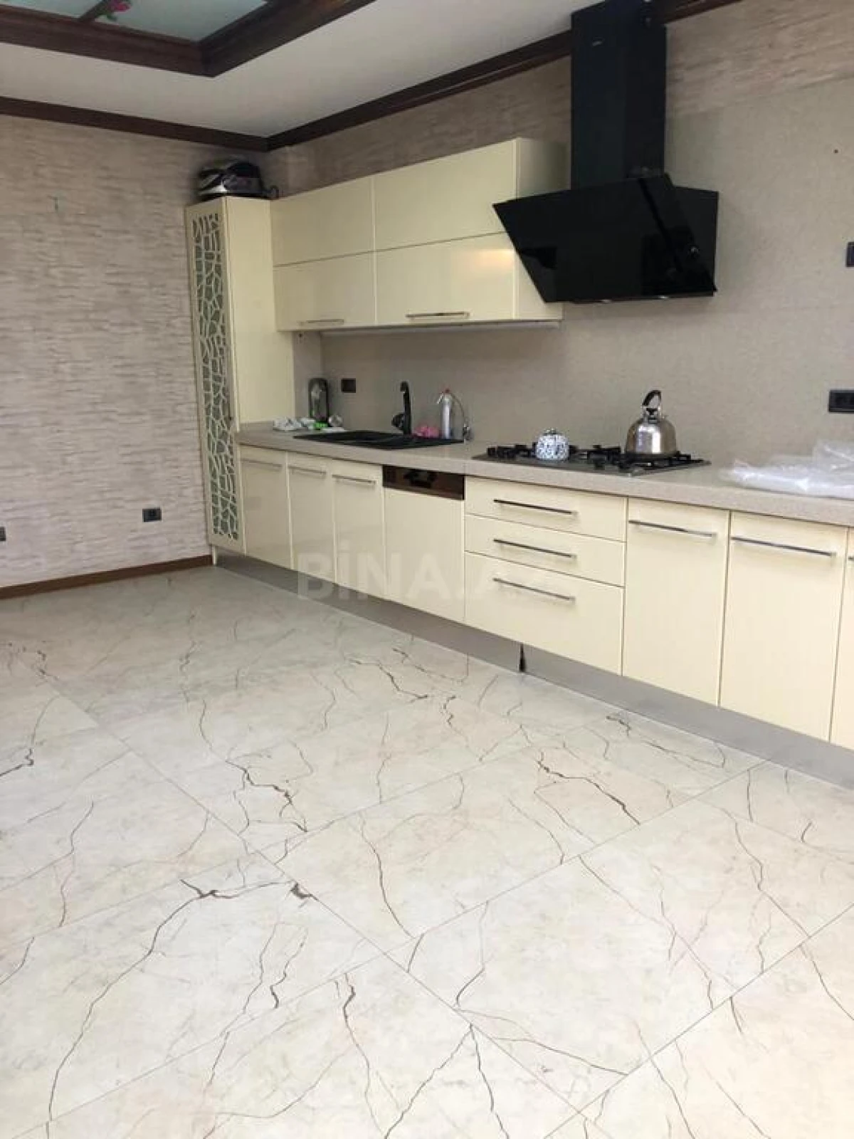 Satılır 5 otaqlı mənzil 300 m²