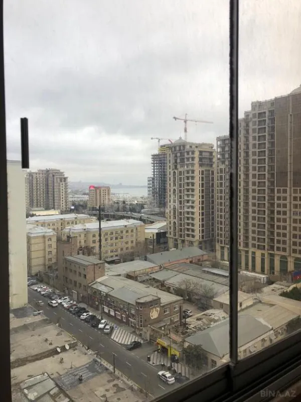 Satılır 5 otaqlı mənzil 300 m²