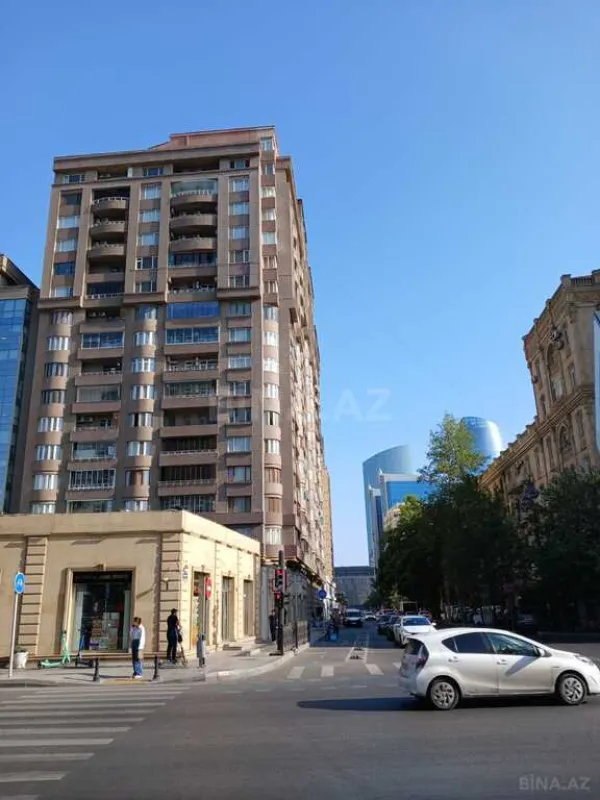 Satılır 5 otaqlı mənzil 300 m²