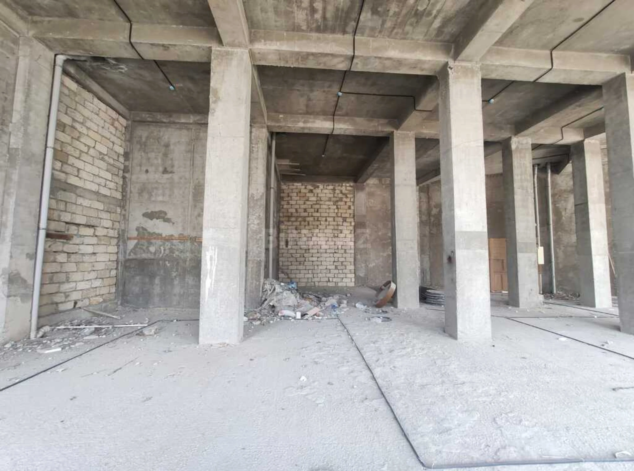 Satılır obyekt 380 m²