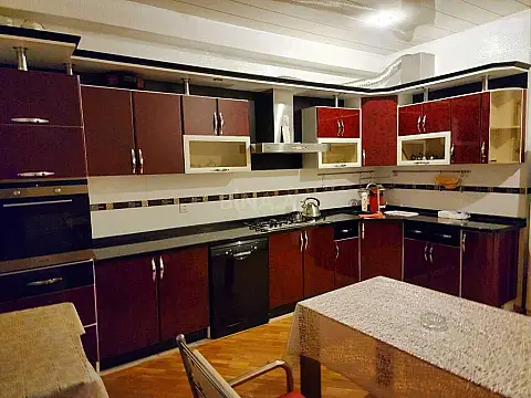 Satılır 4 otaqlı mənzil 176 m²