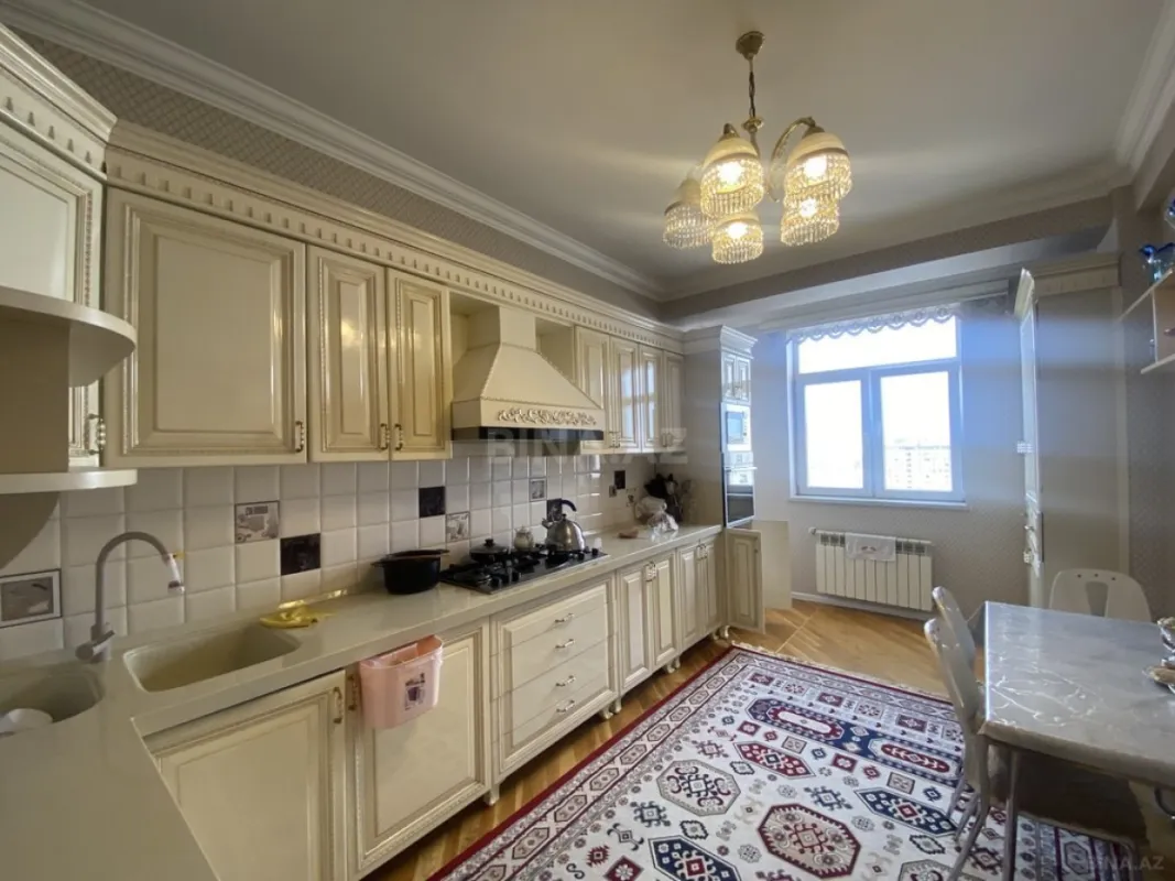 Satılır 3 otaqlı mənzil 154 m²