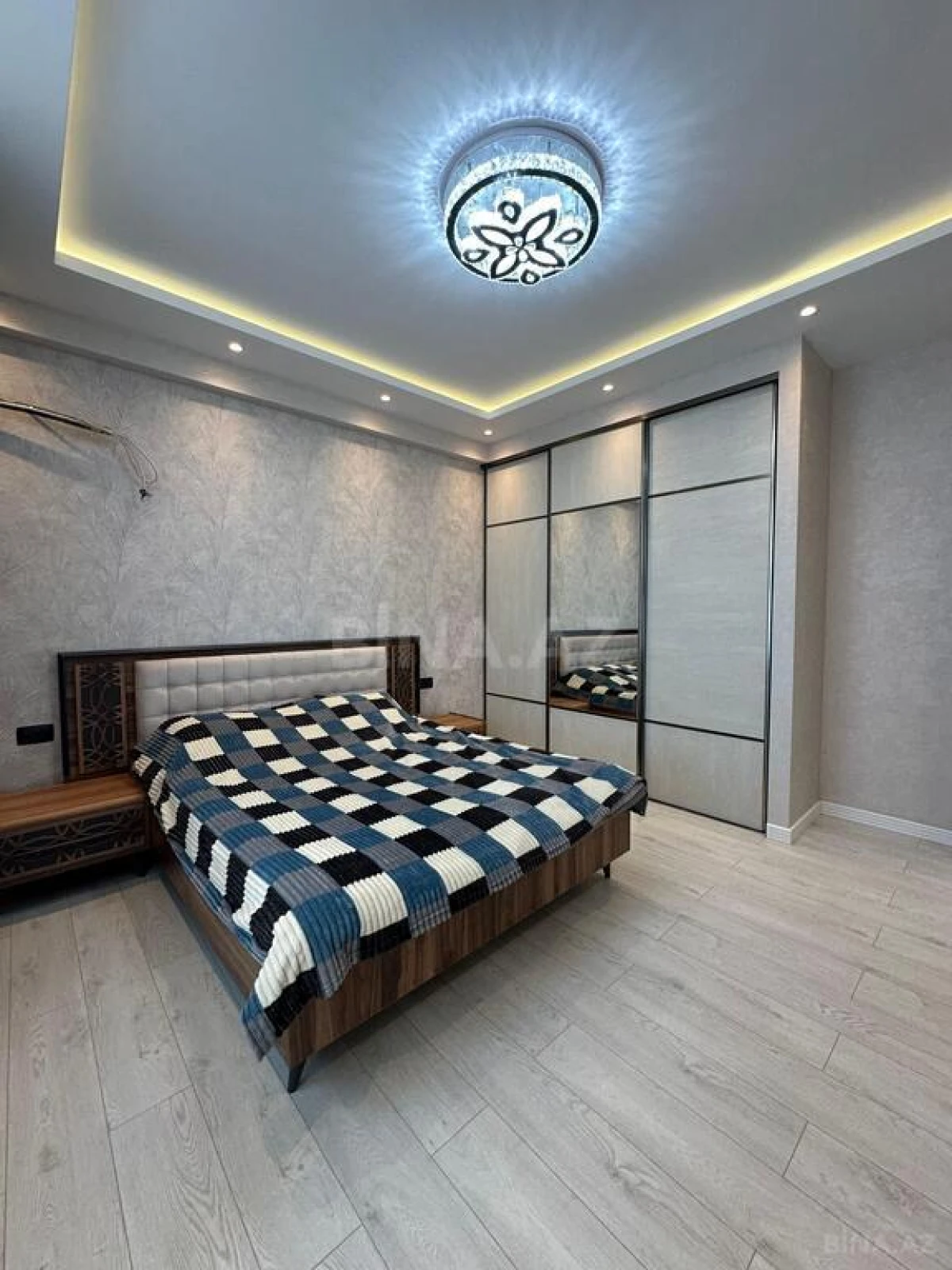 Satılır 3 otaqlı mənzil 125 m²