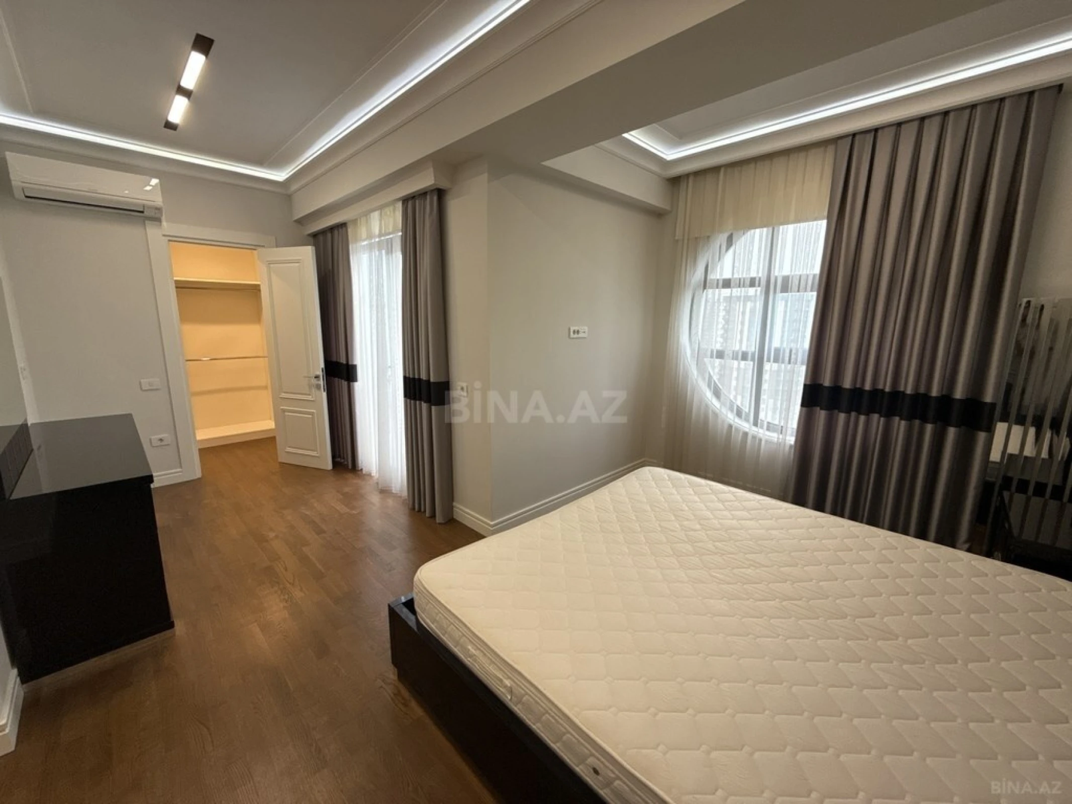 Satılır 4 otaqlı mənzil 270 m²