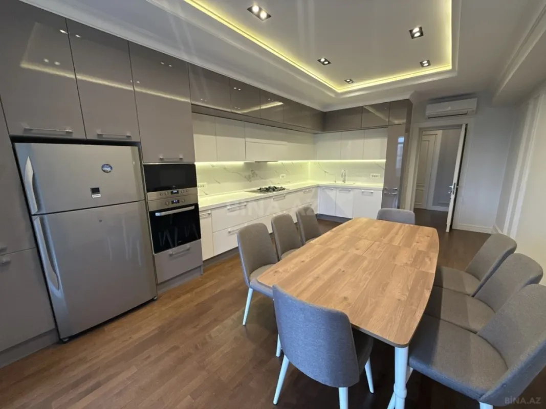Satılır 4 otaqlı mənzil 270 m²