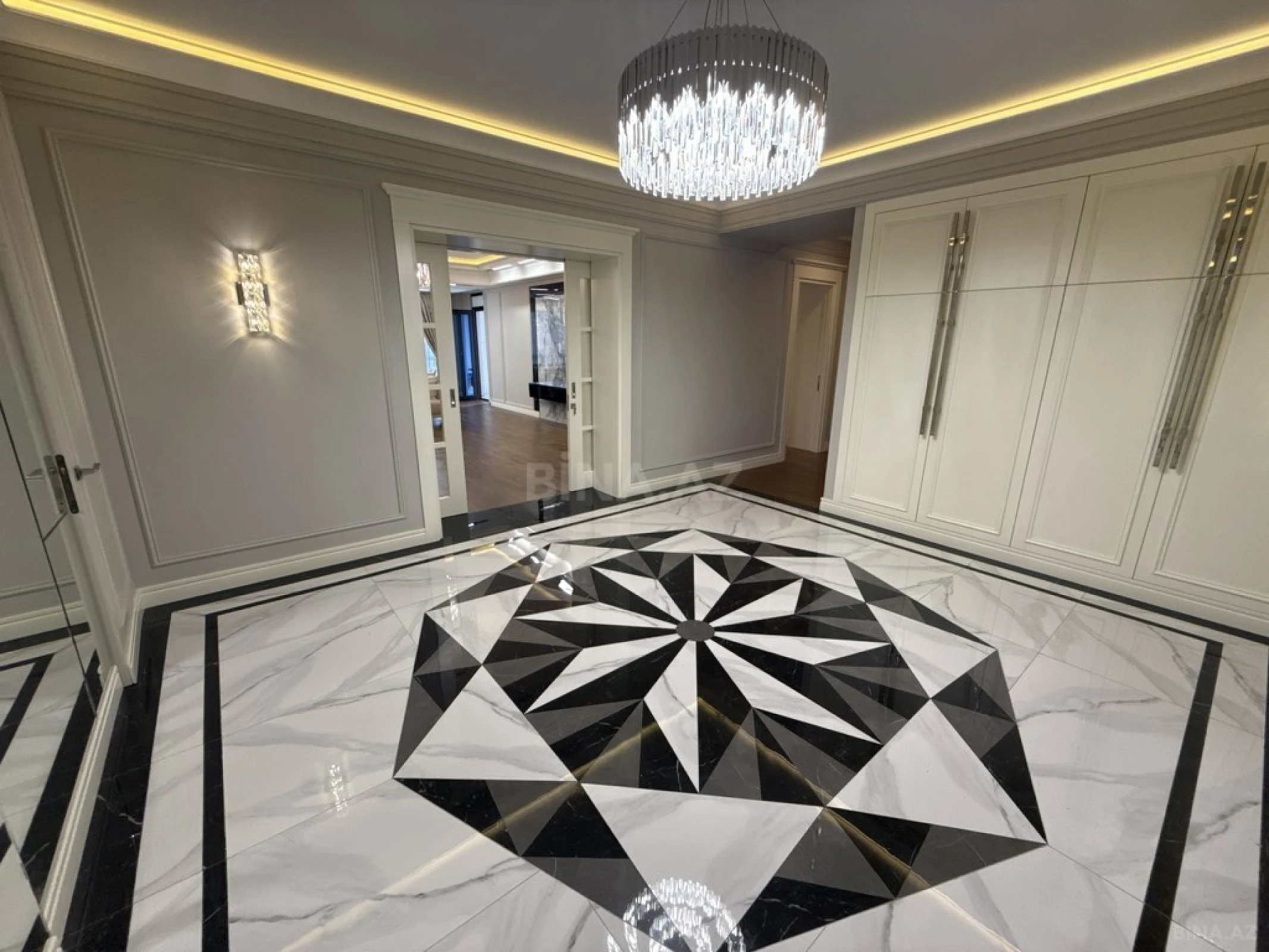 Satılır 4 otaqlı mənzil 270 m²