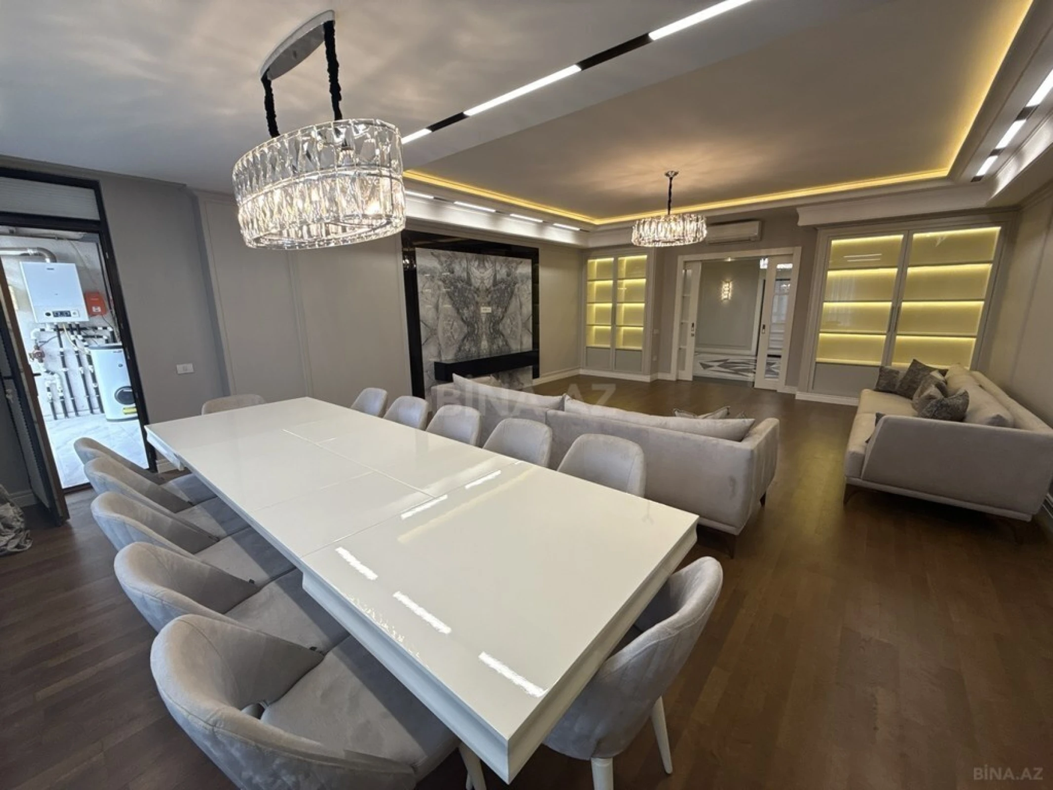 Satılır 4 otaqlı mənzil 270 m²