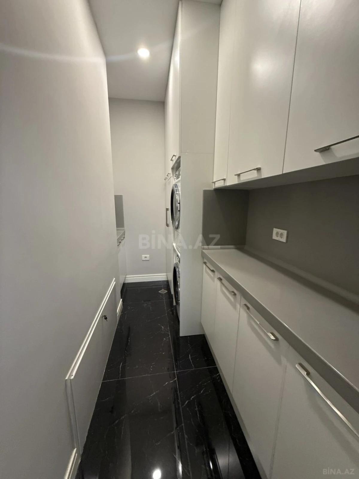 Satılır 4 otaqlı mənzil 270 m²