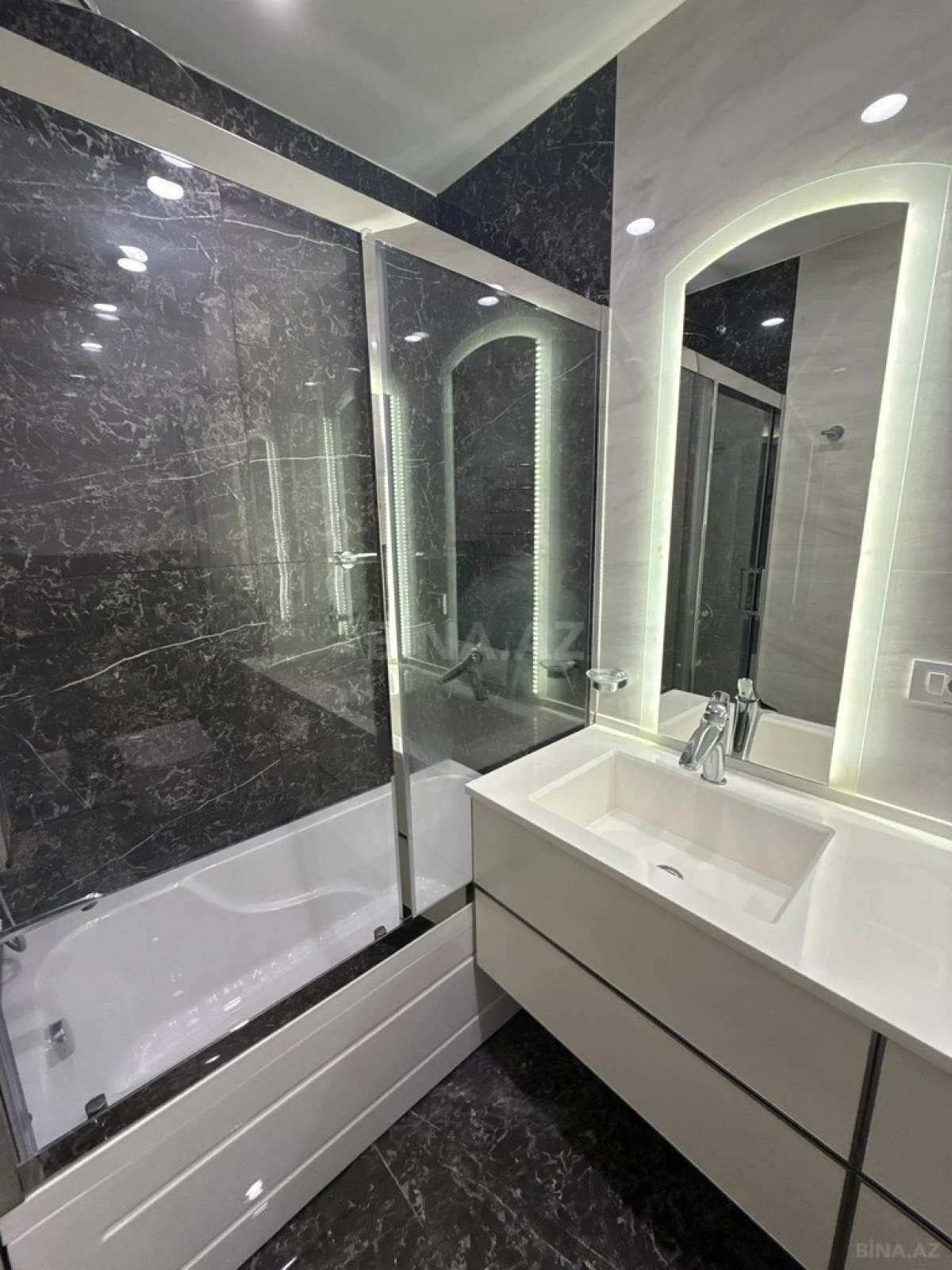 Satılır 4 otaqlı mənzil 270 m²