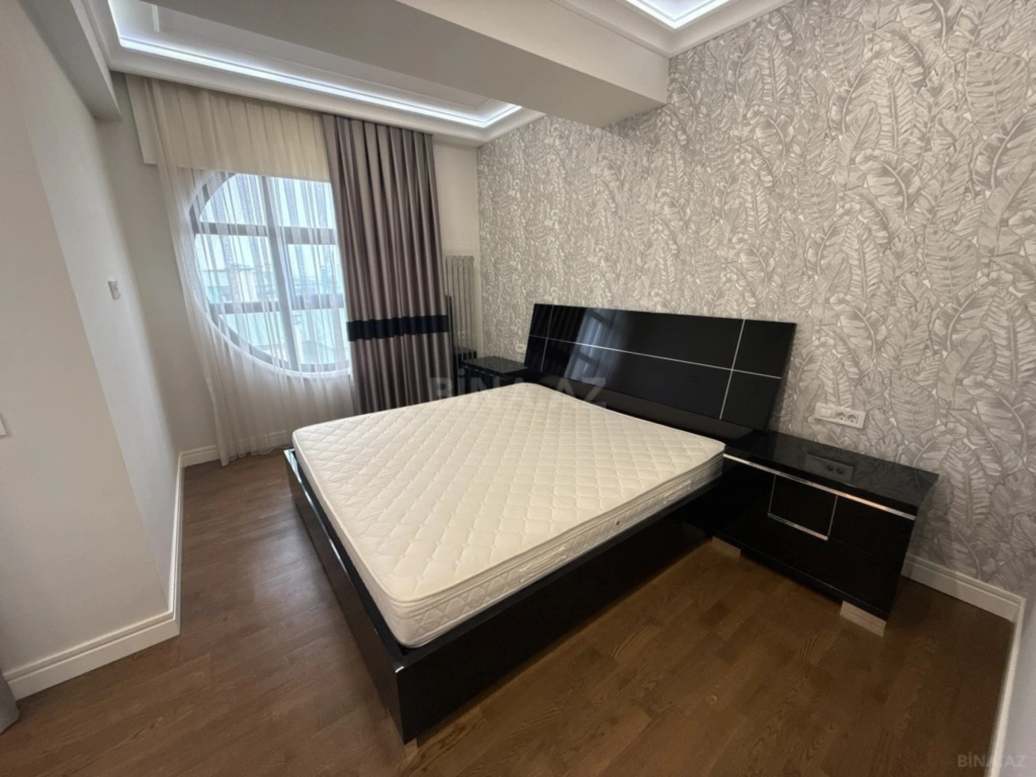 Satılır 4 otaqlı mənzil 270 m²