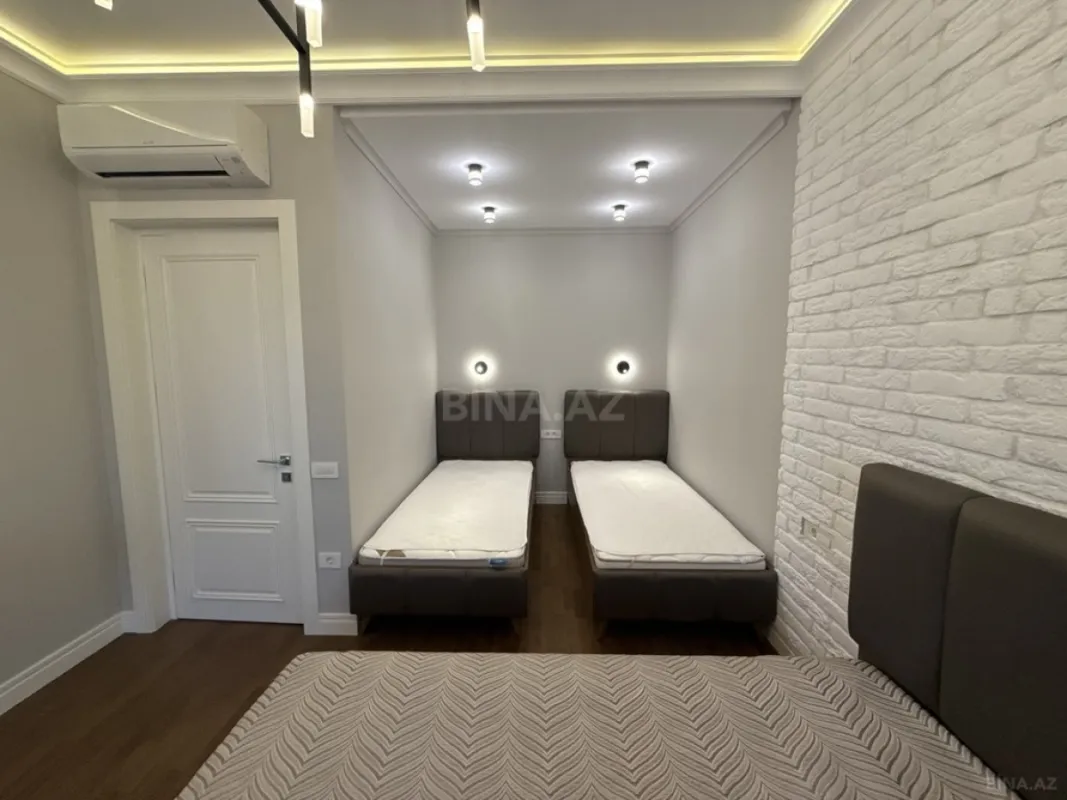 Satılır 4 otaqlı mənzil 270 m²